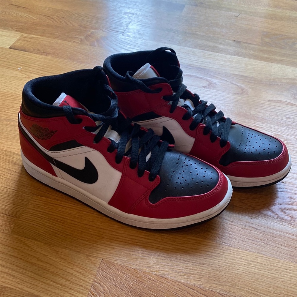 Nike Air Jordan 1 Mid Size 7.5 Chicago Black Toe 554725 069 Shoes